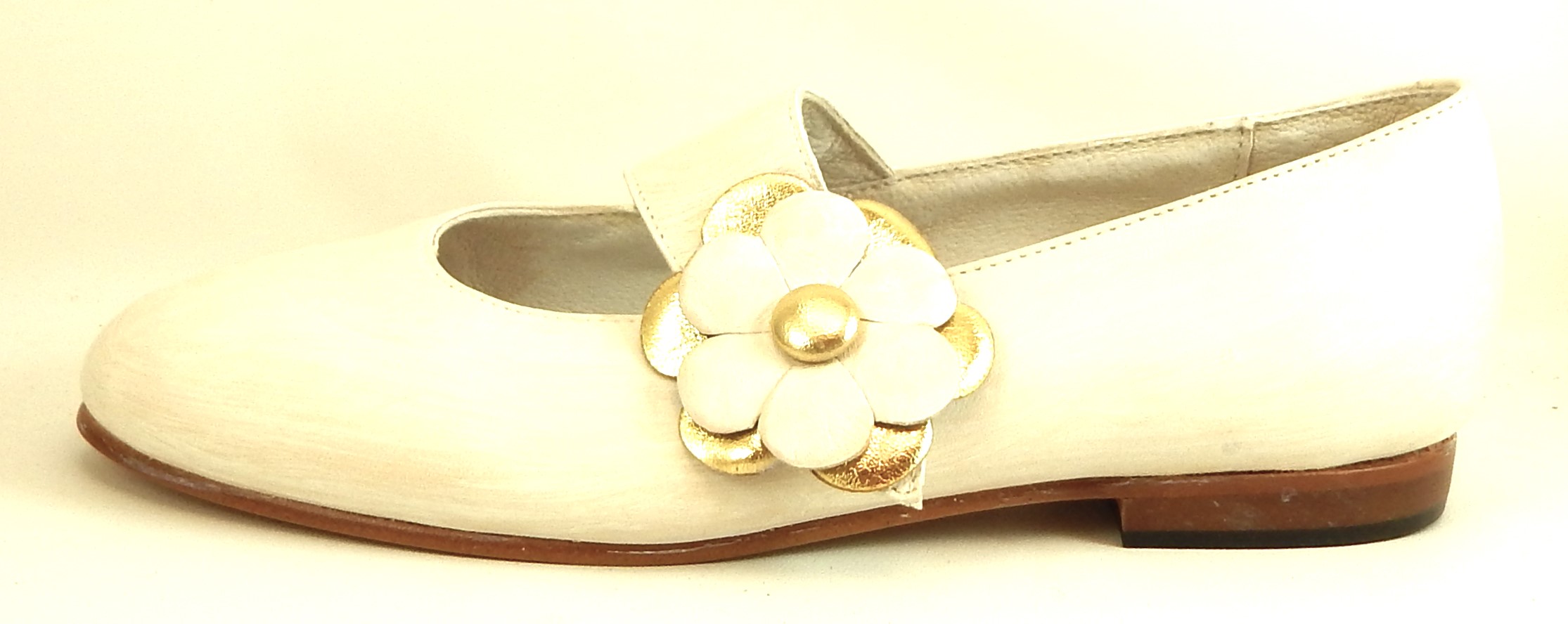 A-1180 - Ivory Gold Flats - Euro 32 Size 1