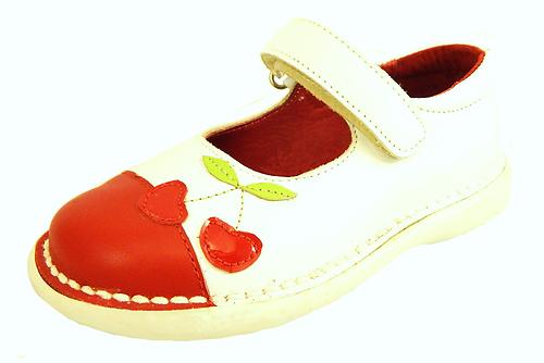 Cherry model shoe, manufactured in red patent leather.